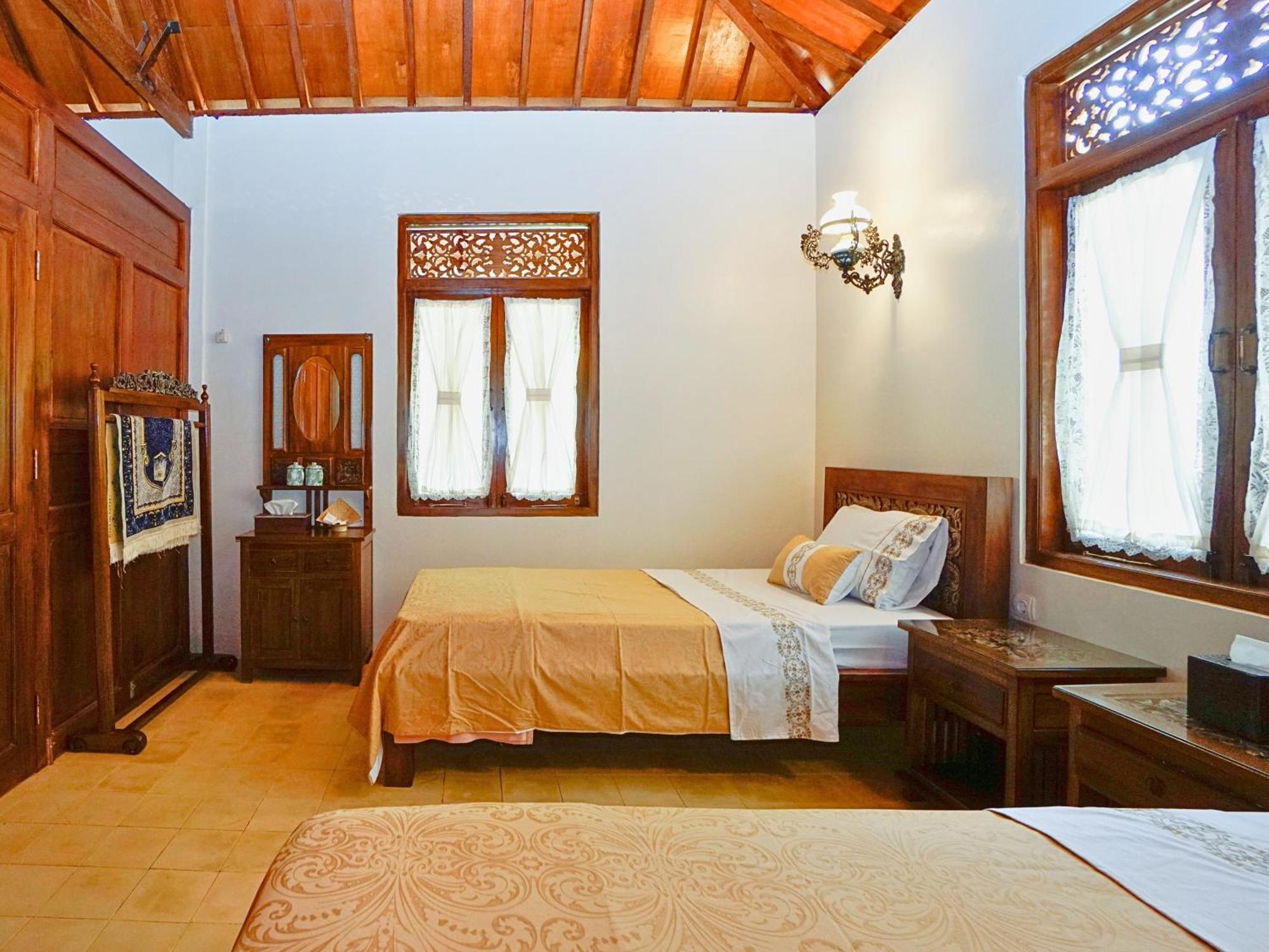 Ndalem Nitihardjan Hotel Магеланг Екстериор снимка