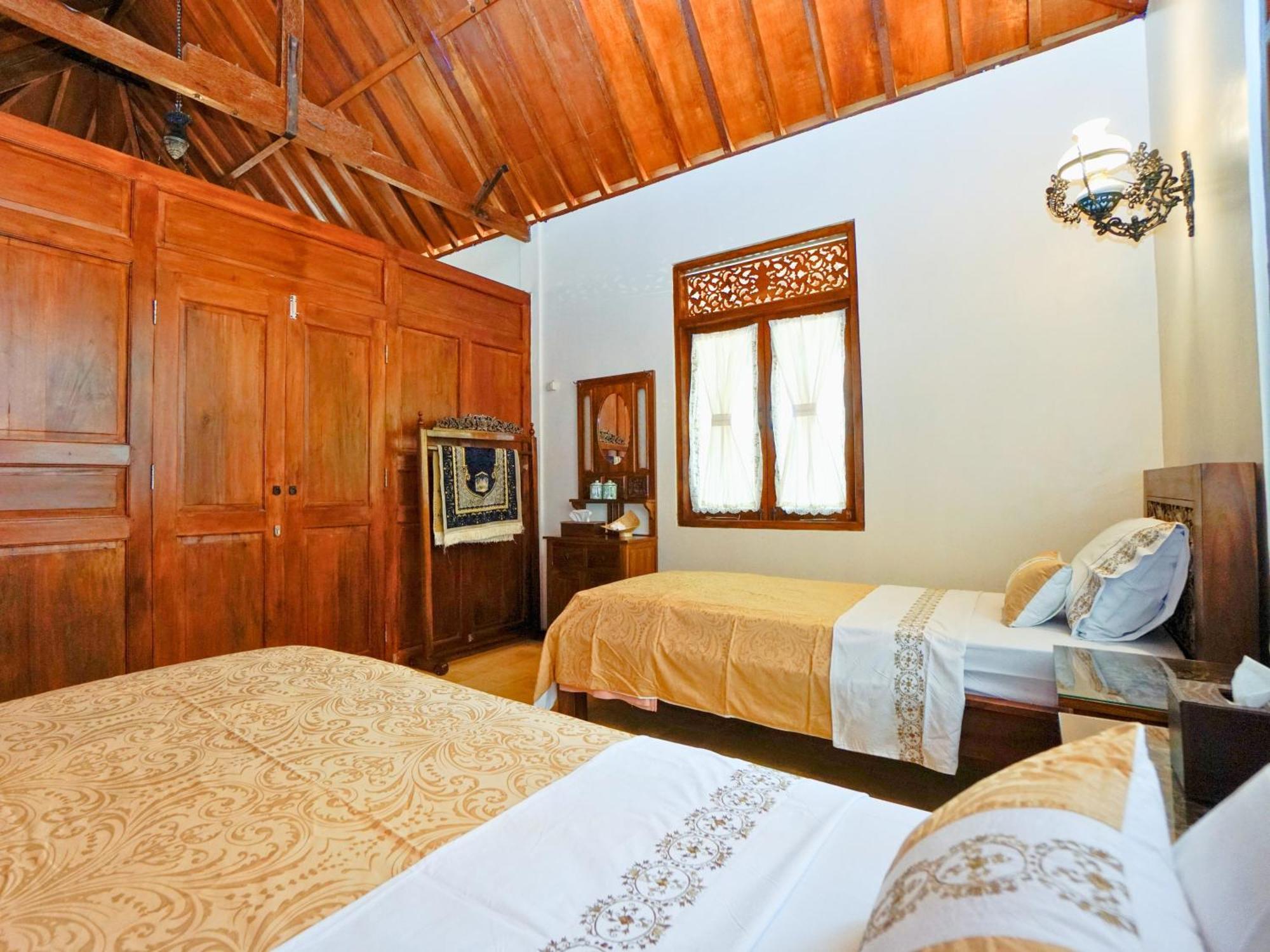 Ndalem Nitihardjan Hotel Магеланг Екстериор снимка